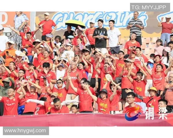 球星展现杂耍足球技艺炫目操作点燃球迷热情全场氛围高潮不断 球星展现杂耍足球技艺炫目操作点燃球迷热情全场氛围高潮不断