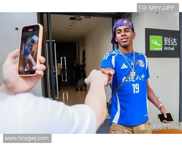 聚焦身披37号球衣的足球新星成长故事与赛场荣耀揭秘