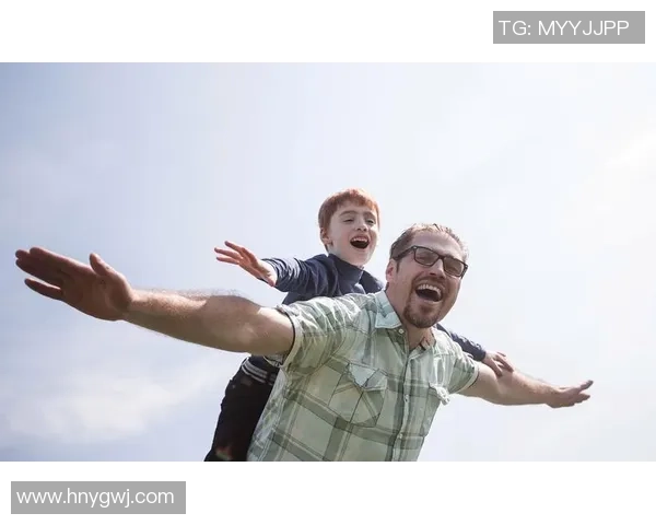 足球球星父子温情日常展现运动精神与亲情交融瞬间